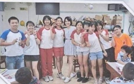 Jenny 老師與同學們 謝智麗老師與畢業班同學在教室中合影